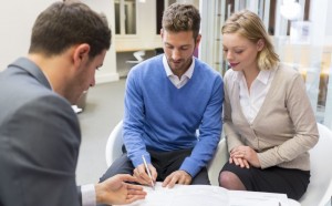 Couple signe un bail immobilier