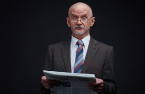 homme mûre choqué lisant le journal