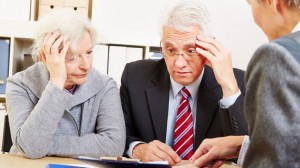 Couple mûr déboussolé en regardant des chiffres